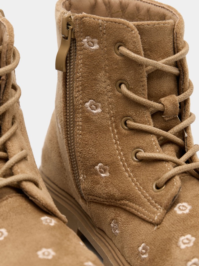 Botas com bordados florais Botas com bordados florais