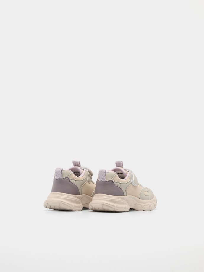 Sapatilhas com tira de velcro