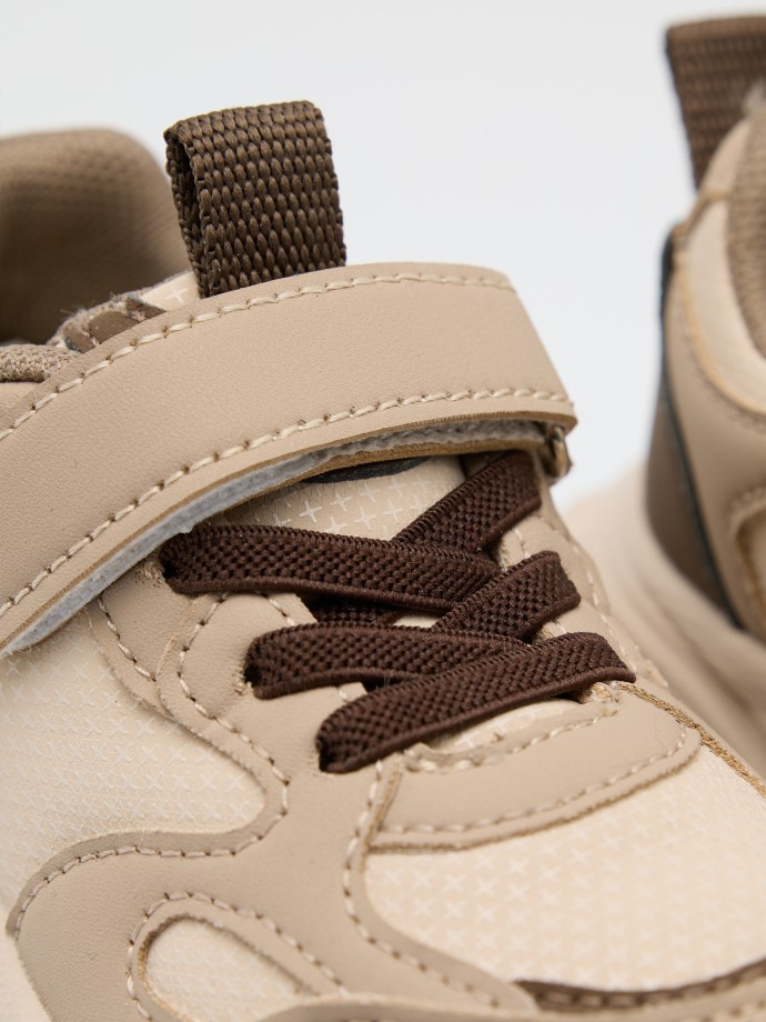 Sapatilhas com tira de velcro Sapatilhas com tira de velcro