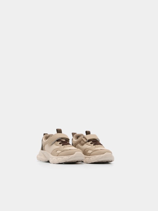 Sapatilhas com tira de velcro Sapatilhas com tira de velcro