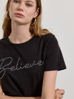 T-shirt com brilhantes