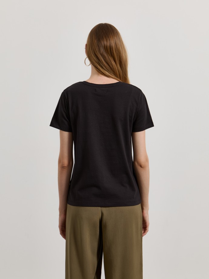 T-shirt com brilhantes