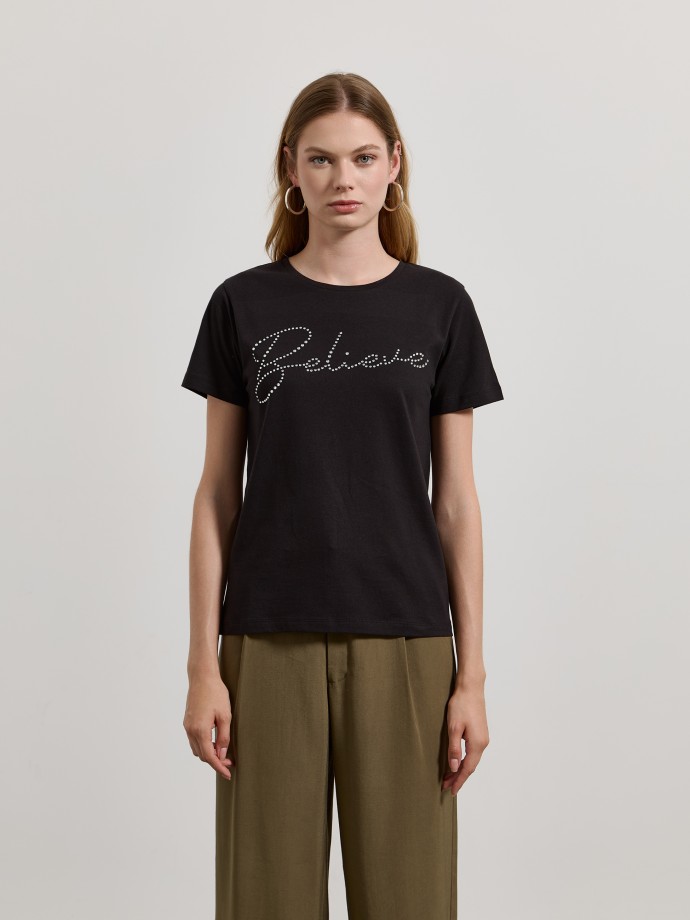 T-shirt com brilhantes
