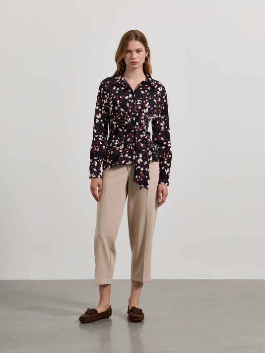 Camisa estampada com laço Camisa estampada com laço