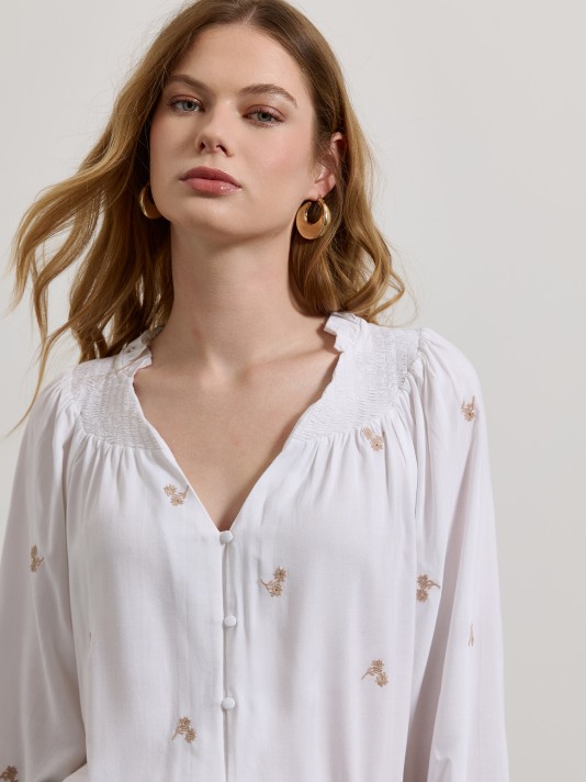 Camisa estampada com bordados Camisa estampada com bordados