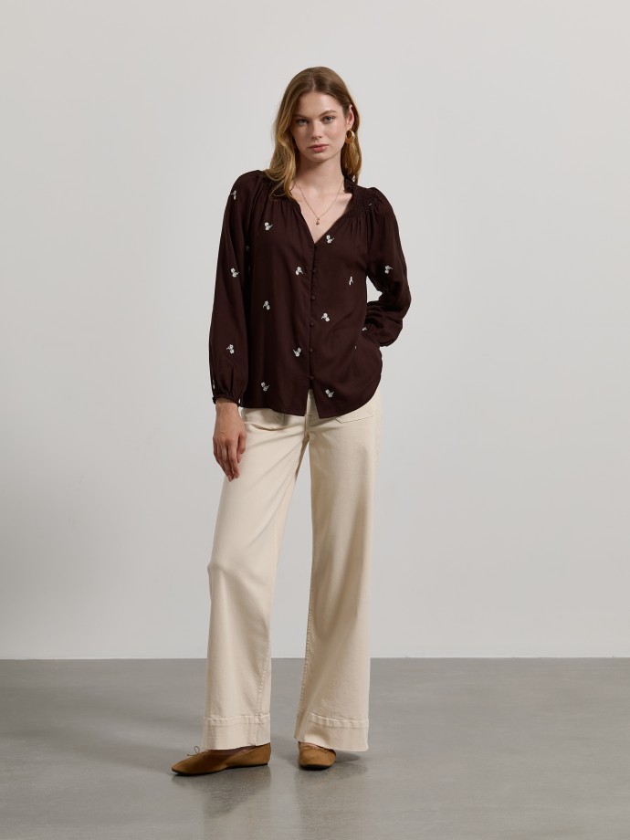 Camisa estampada com bordados