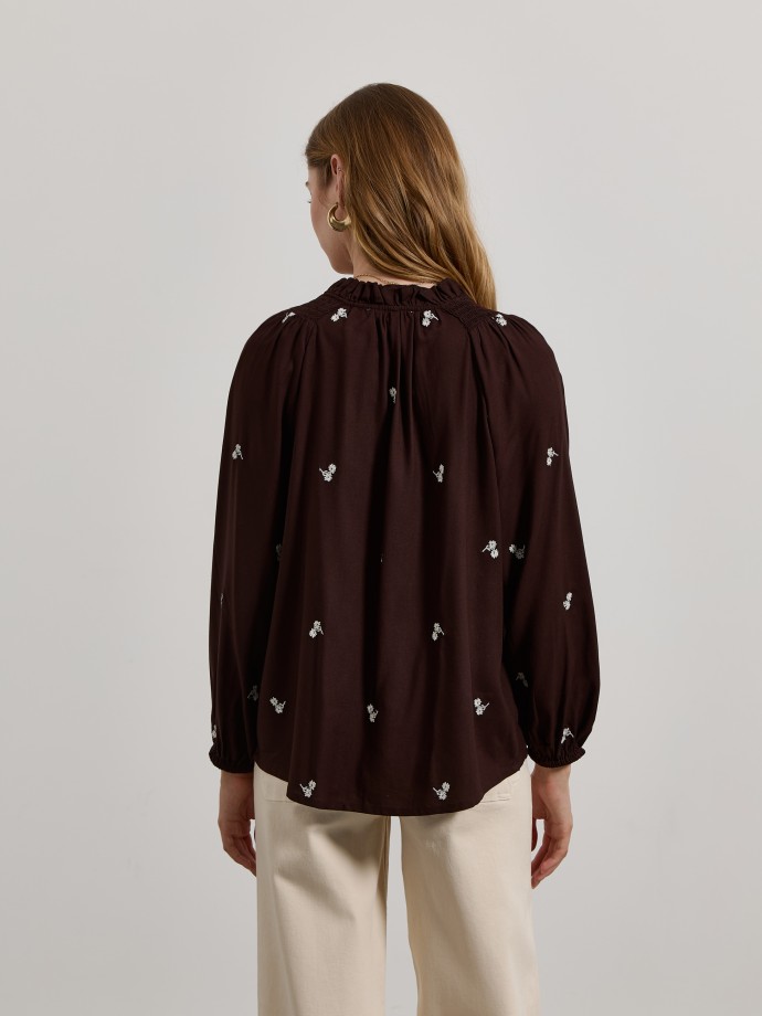 Camisa estampada com bordados