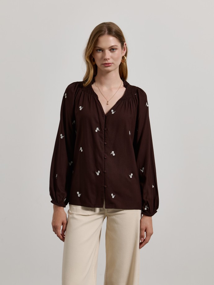 Camisa estampada com bordados