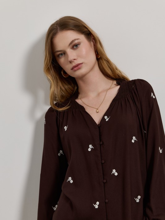 Camisa estampada com bordados