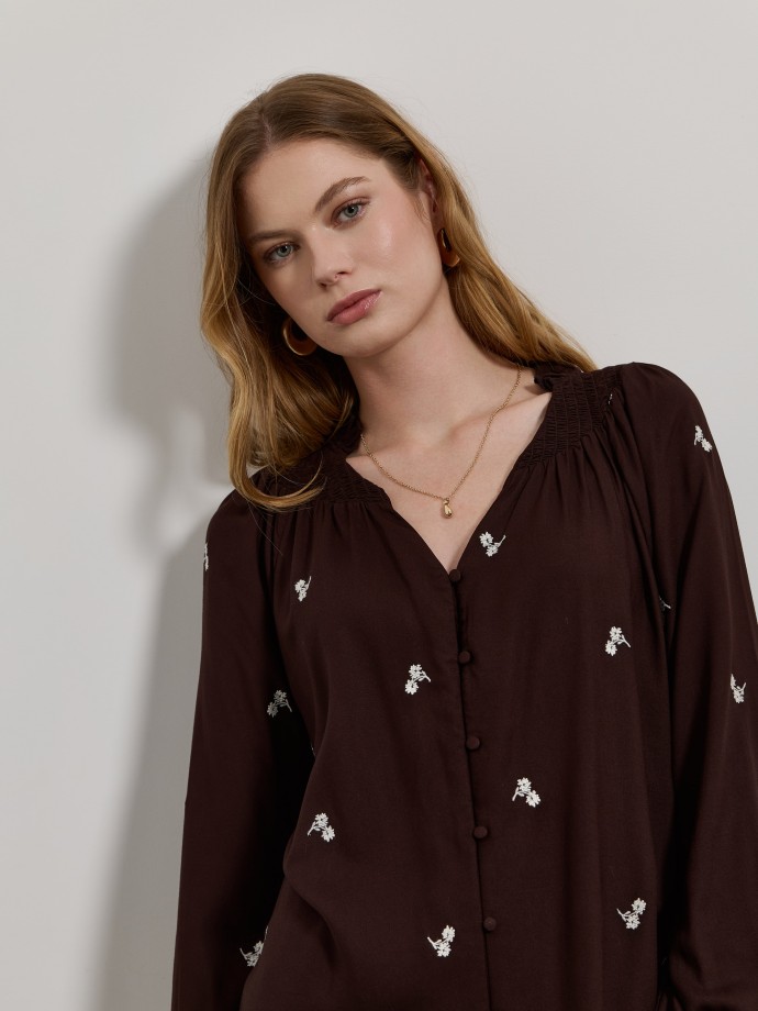 Camisa estampada com bordados