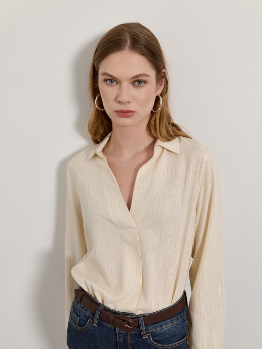 Camisa �s riscas brilhantes