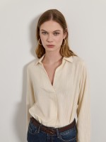 Camisa �s riscas brilhantes