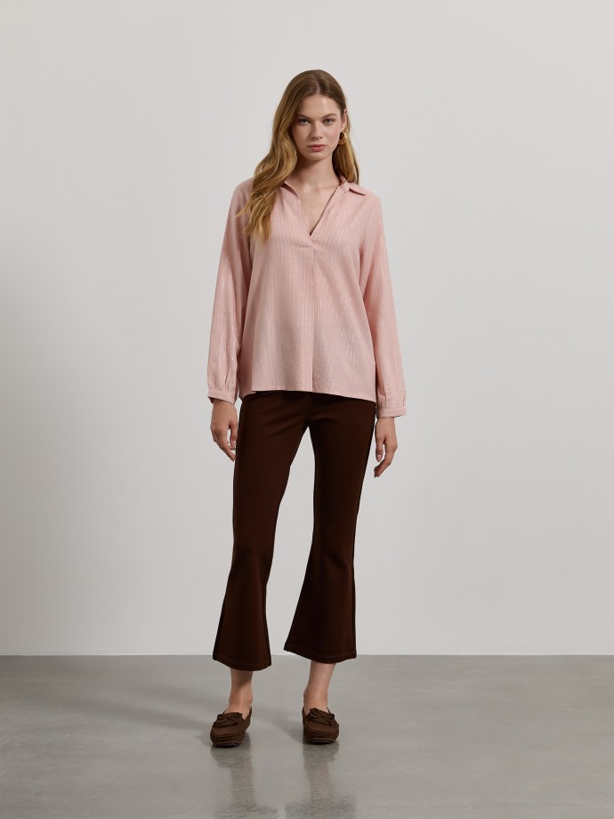 Camisa �s riscas brilhantes