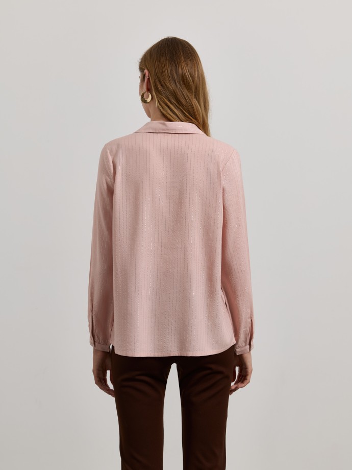 Camisa �s riscas brilhantes