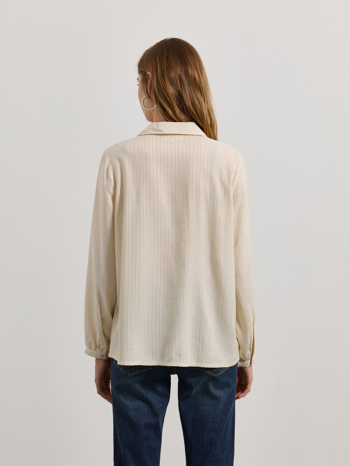 Camisa �s riscas brilhantes