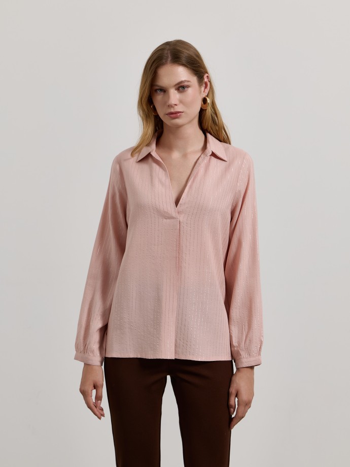 Camisa �s riscas brilhantes