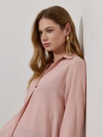 Camisa �s riscas brilhantes