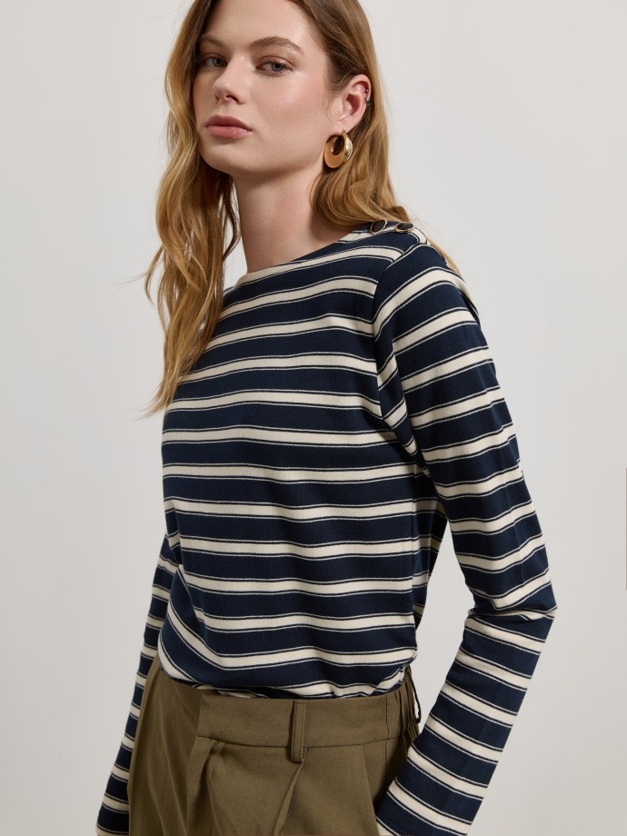 Camisola �s riscas com bot�es
