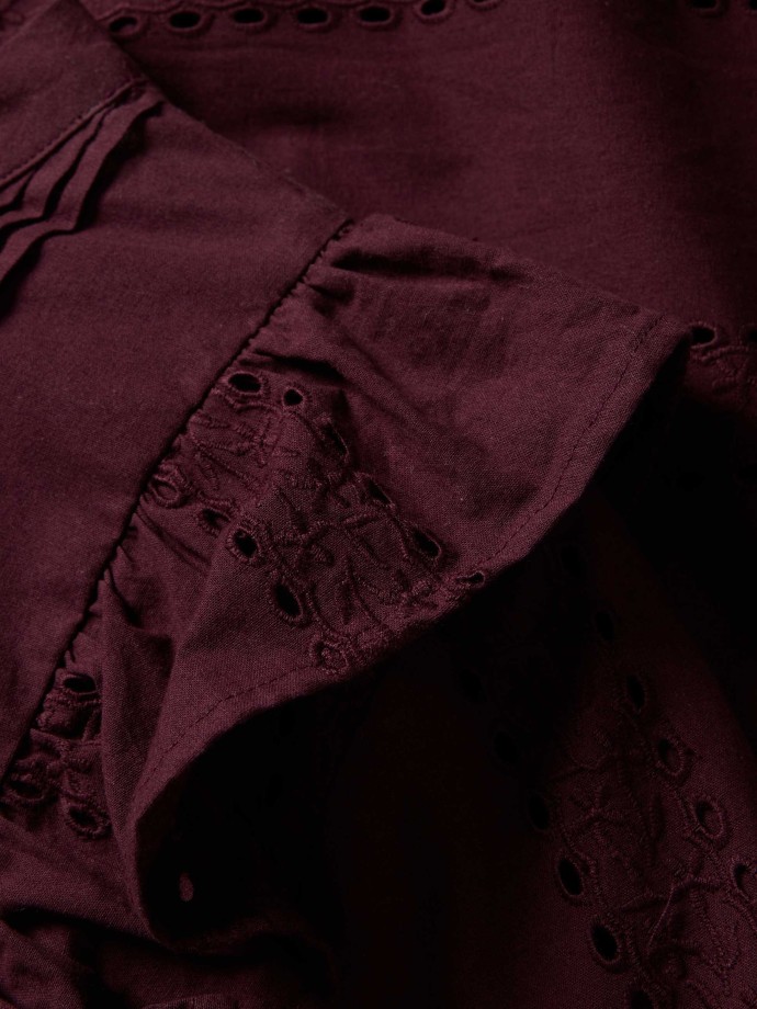 Blusa com folhos e bordado inglês Blusa com folhos e bordado inglês