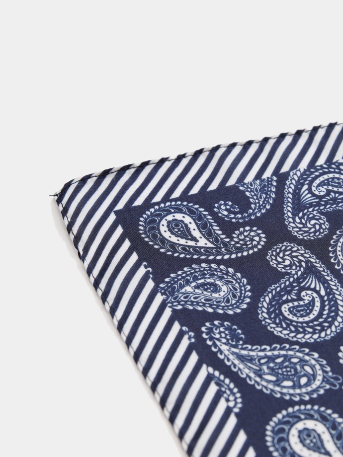 Len�o com padr�o paisley
