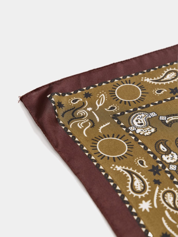 Len�o com padr�o paisley