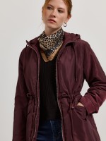 Parka com carapu�o e cintura ajust�vel