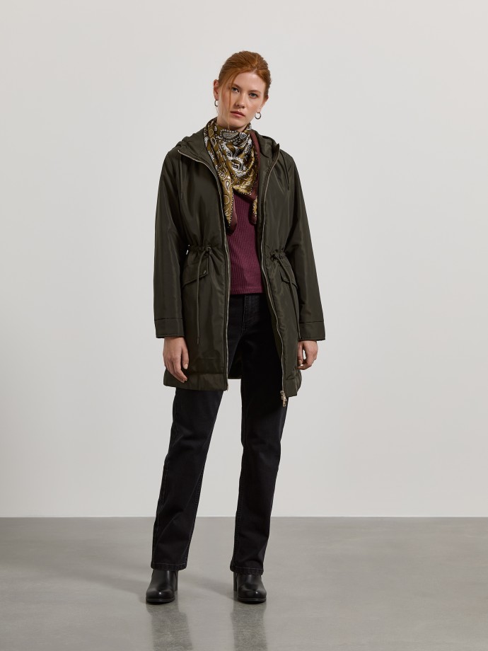 Parka com carapu�o e cintura ajust�vel