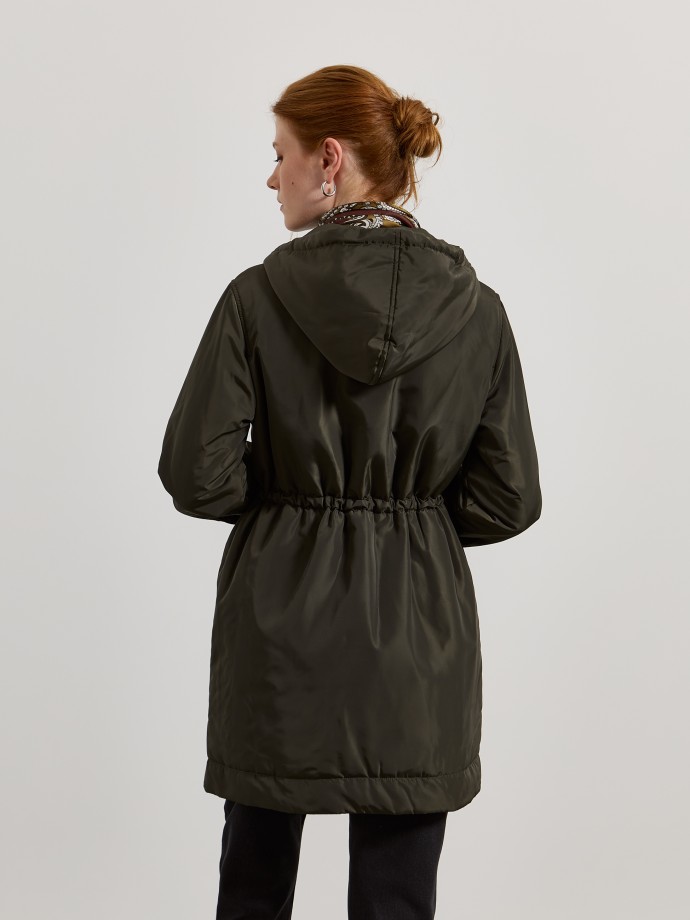 Parka com carapu�o e cintura ajust�vel