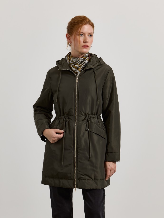 Parka com carapu�o e cintura ajust�vel