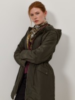 Parka com carapu�o e cintura ajust�vel