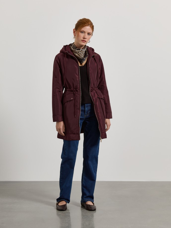 Parka com carapu�o e cintura ajust�vel