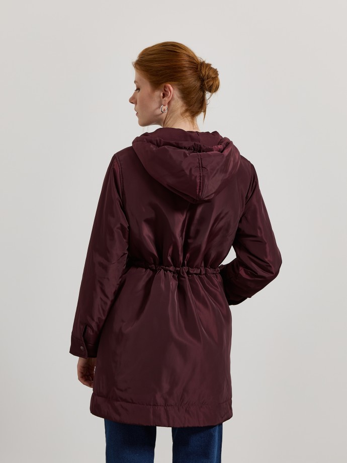 Parka com carapu�o e cintura ajust�vel