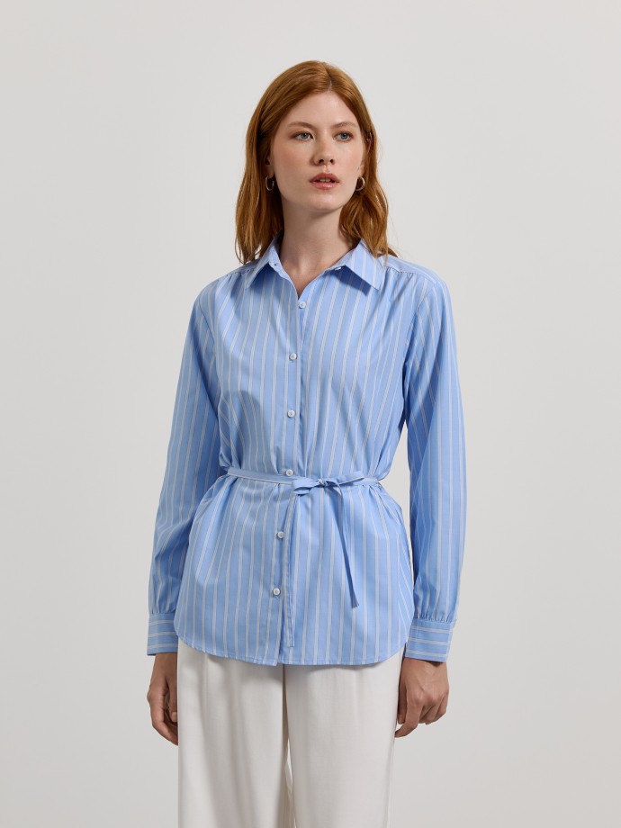 Camisa �s riscas com cinto