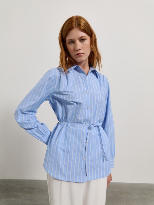 Camisa �s riscas com cinto