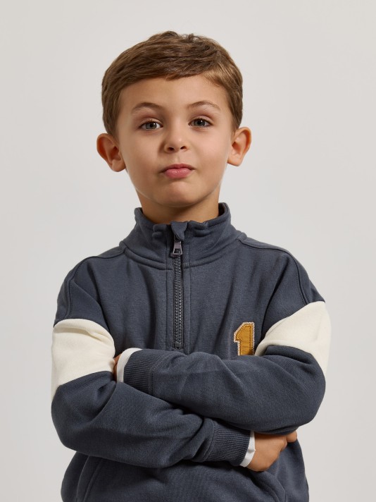 Sweatshirt com fecho e detalhe bordado Sweatshirt com fecho e detalhe bordado