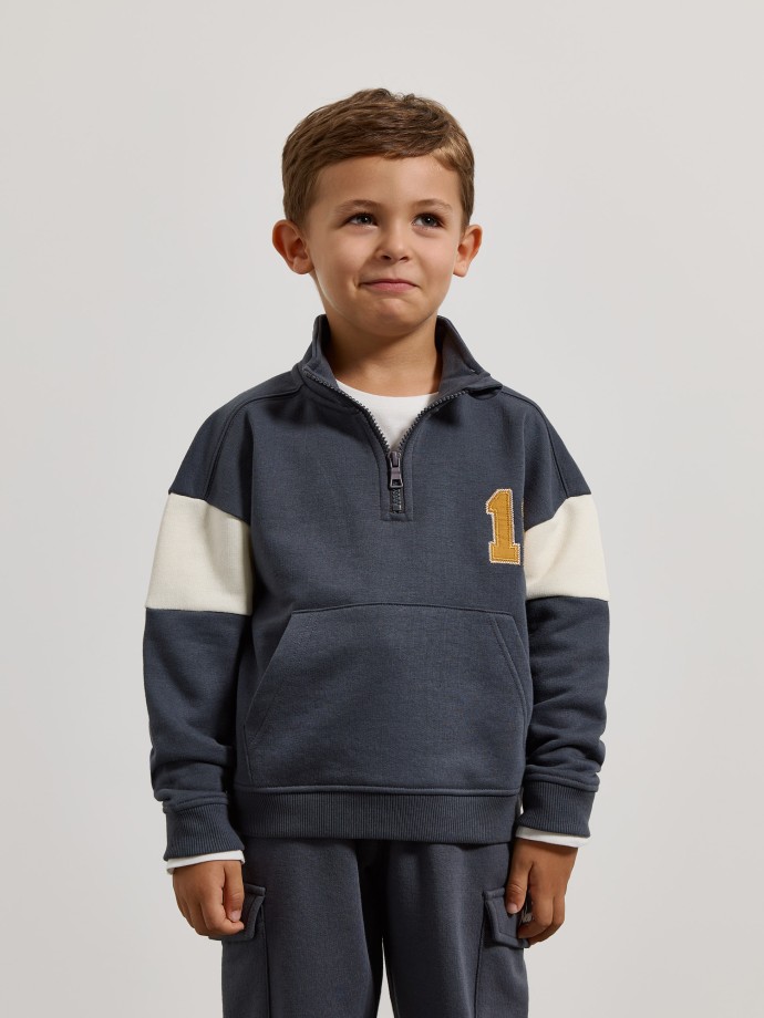 Sweatshirt com fecho e detalhe bordado Sweatshirt com fecho e detalhe bordado