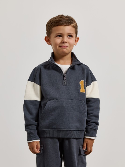 Sweatshirt com fecho e detalhe bordado