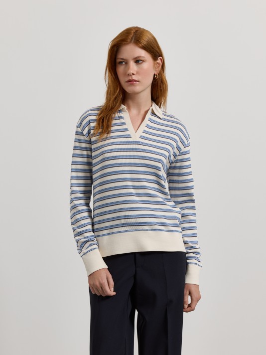 Polo de malha �s riscas