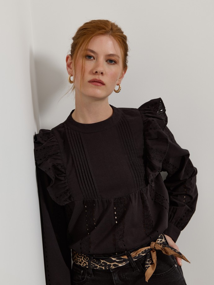 Blusa com folhos e bordado ingl�s