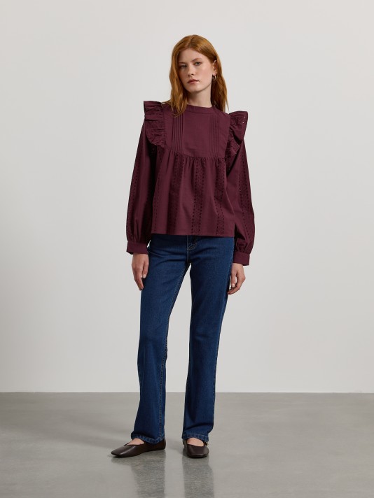 Blusa com folhos e bordado inglês Blusa com folhos e bordado inglês