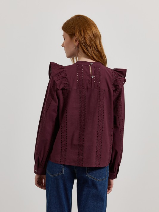 Blusa com folhos e bordado inglês Blusa com folhos e bordado inglês
