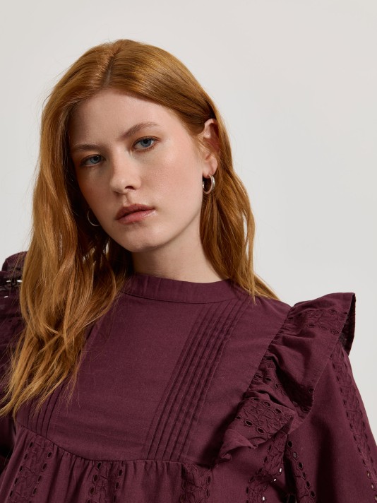 Blusa com folhos e bordado inglês Blusa com folhos e bordado inglês