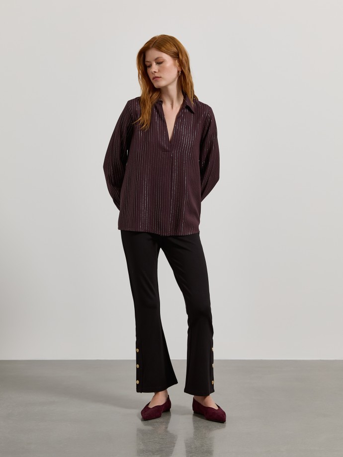 Camisa �s riscas brilhantes