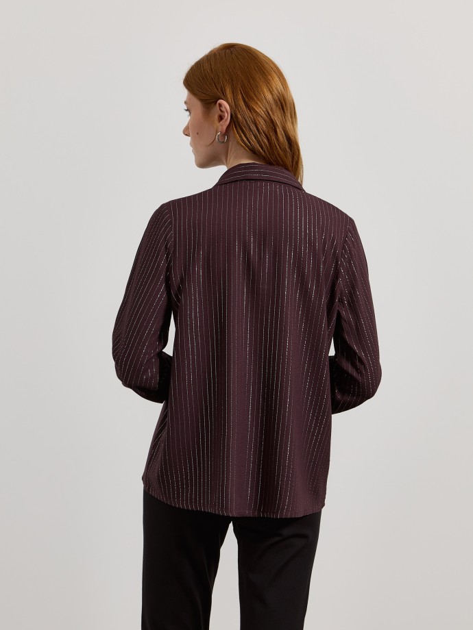 Camisa �s riscas brilhantes