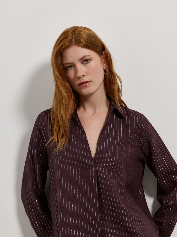 Camisa �s riscas brilhantes