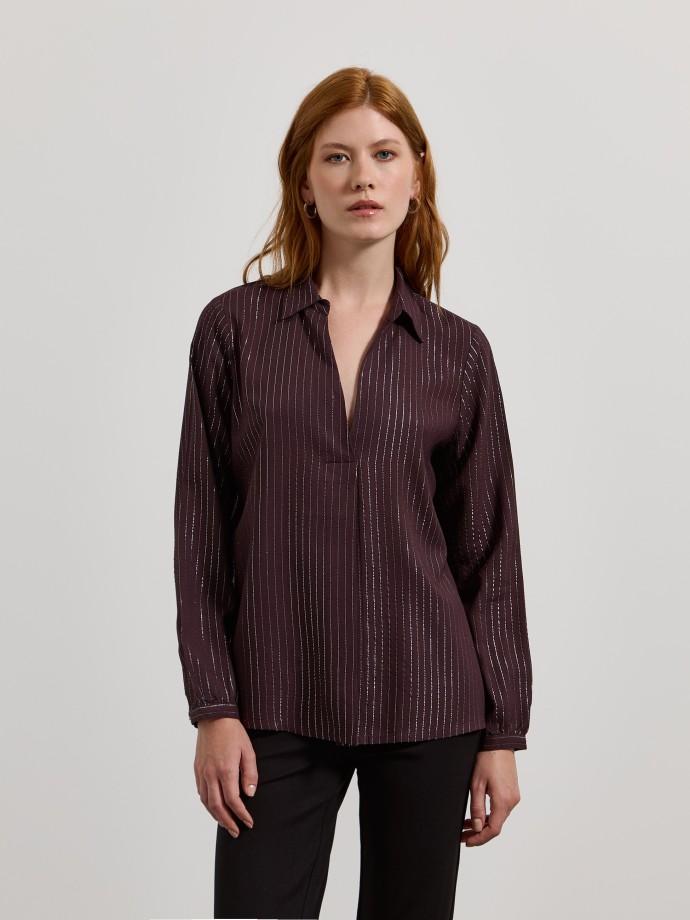 Camisa �s riscas brilhantes