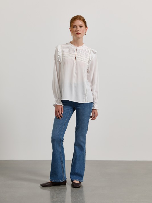 Blusa com folhos e renda Blusa com folhos e renda