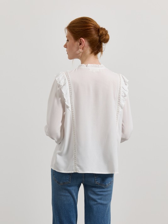 Blusa com folhos e renda Blusa com folhos e renda