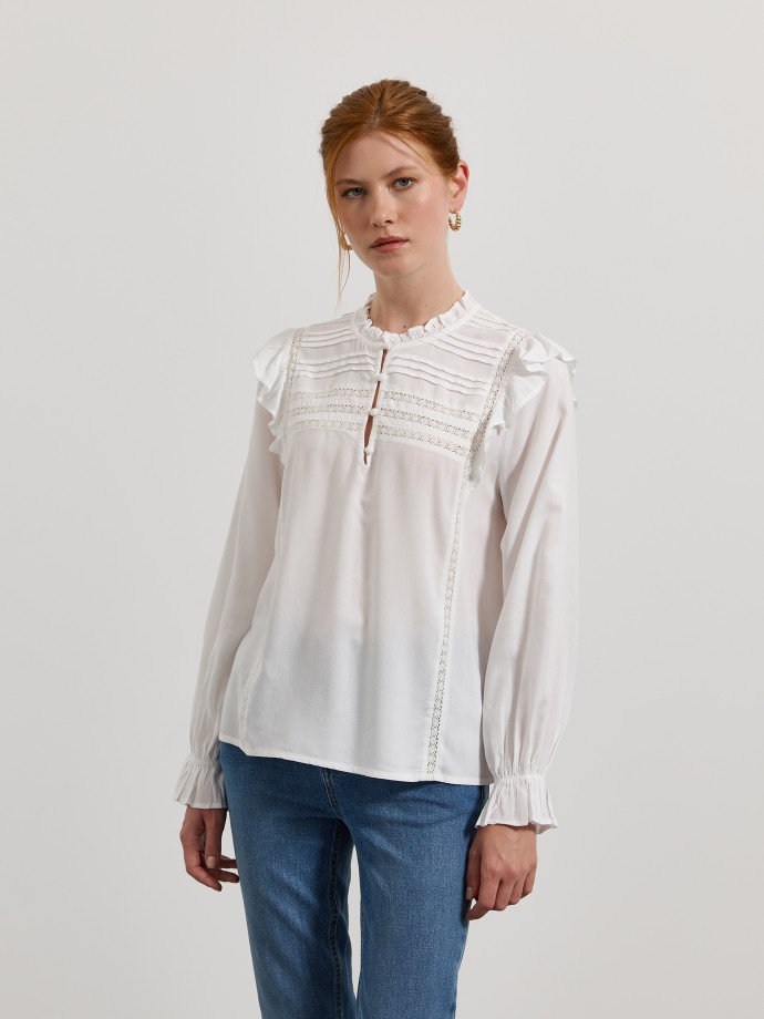 Blusa com folhos e renda