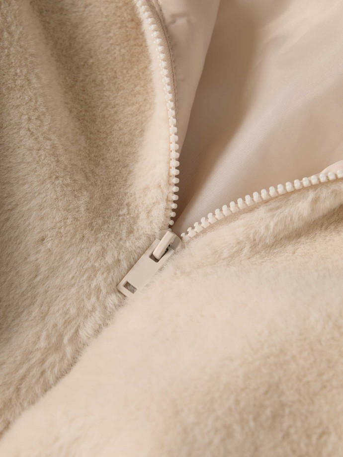 Casaco de pelo com carapuço Casaco de pelo com carapuço